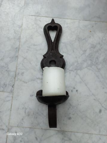 Antiek muuranker waar een kandelaar van gemaakt is beschikbaar voor biedingen