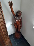 Beeld Vrouw uit hout gesneden, Ophalen