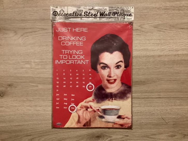 Kalender wandbord  JUST HERE TO DRINK KOFFIE (geen emaille), Huis en Inrichting, Woonaccessoires | Tekstborden en Spreuken, Zo goed als nieuw