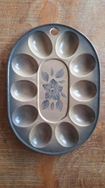 Vintage Aardewerk Eierdopjeshouder met Bloem beschikbaar voor biedingen