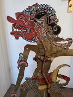 Oude wajang pop wayang kulit met twee krissen. nr. 103, Ophalen