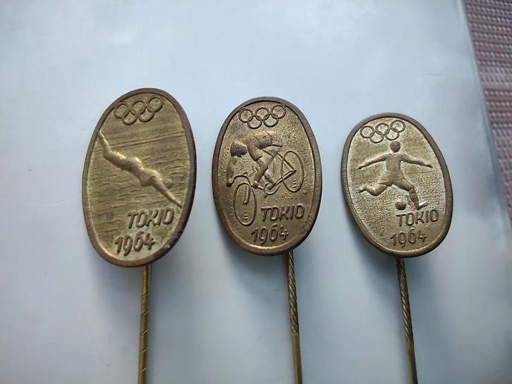 3 mooie speldjes Olympische spelen Tokio 1964, Verzamelen, Speldjes, Pins en Buttons, Zo goed als nieuw, Sport, Ophalen of Verzenden