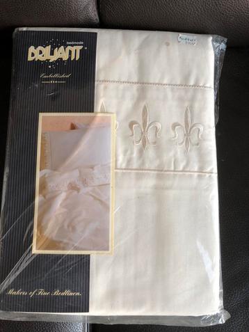 Nieuw dekbedovertrek met 2 kussenslopen. Maat 200 x 200 cm beschikbaar voor biedingen