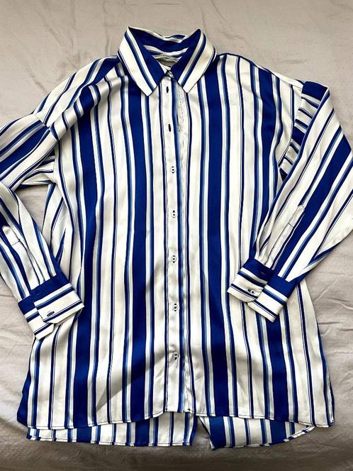 Satijn materiaal blouse ZARA blauw / wit maat S, Kleding | Dames, Blouses en Tunieken, Gedragen, Maat 36 (S), Verzenden