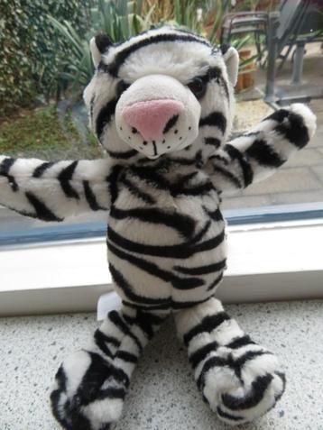 Zwart wit gestreepte kat poes merk Kinder chocolade Ferrero beschikbaar voor biedingen