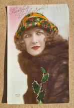 In bont gehulde dame met kleurige muts en takje hulst., Ophalen of Verzenden, 1920 tot 1940, Gelopen, Overige thema's