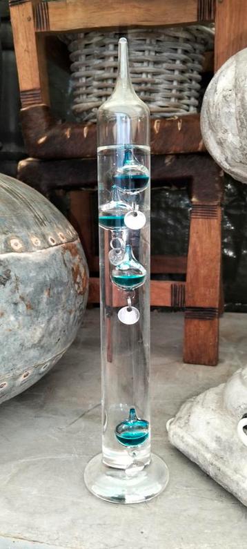 Thermometer met blauw  beschikbaar voor biedingen