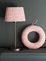 Roze tafel lamp met bijpassende schelpenkrans afgeprijsd!, Huis en Inrichting, Nieuw, Meisjeskamer brocante beach tafellamp roze romantisch ibiza