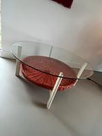 Vintage Salontafel Jaren 70 met Glazen Blad en Rotan Mand, Huis en Inrichting, Tafels | Salontafels, Ophalen, Gebruikt, Rond, Minder dan 50 cm