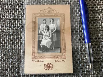 Oude foto op karton drie meisjes twee met vlechten Brussel  beschikbaar voor biedingen