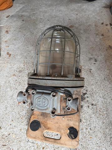 Industriële EB Lamp met kooi - 3 stuks beschikbaar voor biedingen