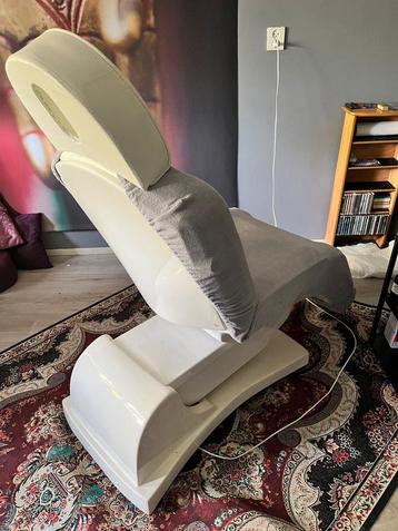 Massage/behandelstoel. beschikbaar voor biedingen