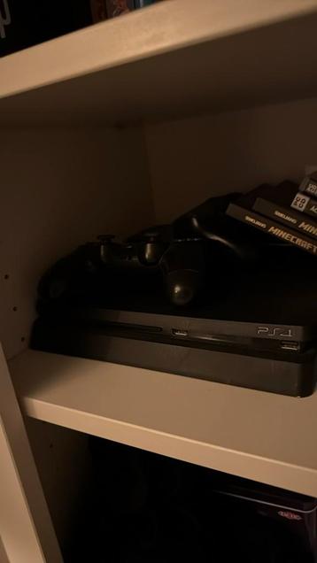 Playstation 4, inclusief twee controllers en VEEL SPELLEN beschikbaar voor biedingen