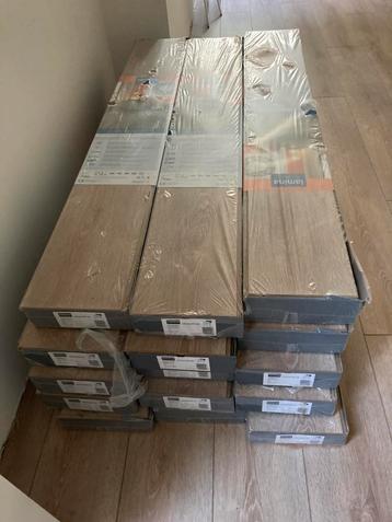 Prachtig warm eiken V-groef click laminaat, ruim 30m2 beschikbaar voor biedingen