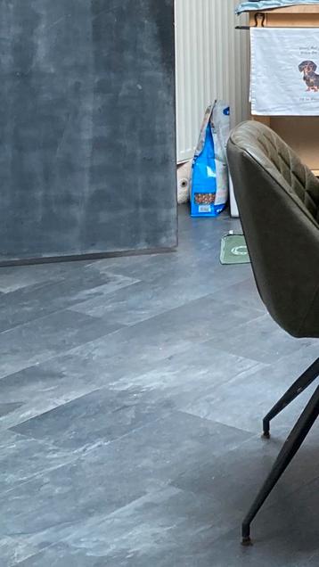 Zwart laminaat 56m2 beschikbaar voor biedingen