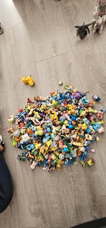 359 Pokemon Figuren, prijs is voor ze allemaal beschikbaar voor biedingen