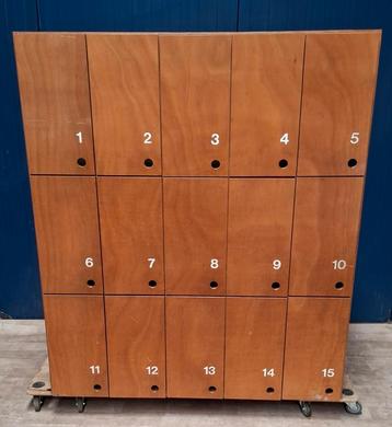Houten lockerkast / opbergkast 158 x 136 x 60 cm beschikbaar voor biedingen