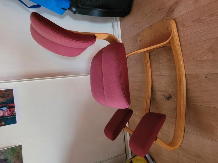 Stokke varier kniestoel, Huis en Inrichting, Stoelen, Gebruikt, Eén, Stof, Rood, Ophalen