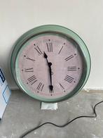 Grote wandklok mintgroen met lichtgrijs (55 cm), Verzenden, Zo goed als nieuw, Analoog, Wandklok