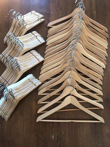 Houten kledinghangers beschikbaar voor biedingen
