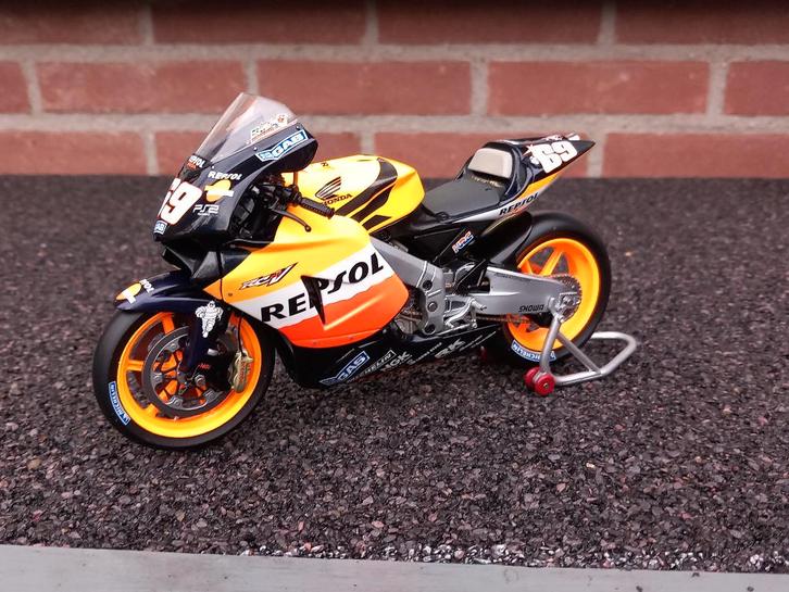 Honda RC 212v  MotoGP  Repsol Honda  #69 Nicky Hayden 2005, Hobby en Vrije tijd, Modelauto's | 1:5 tot 1:12, Nieuw, Motor, 1:9 t/m 1:12