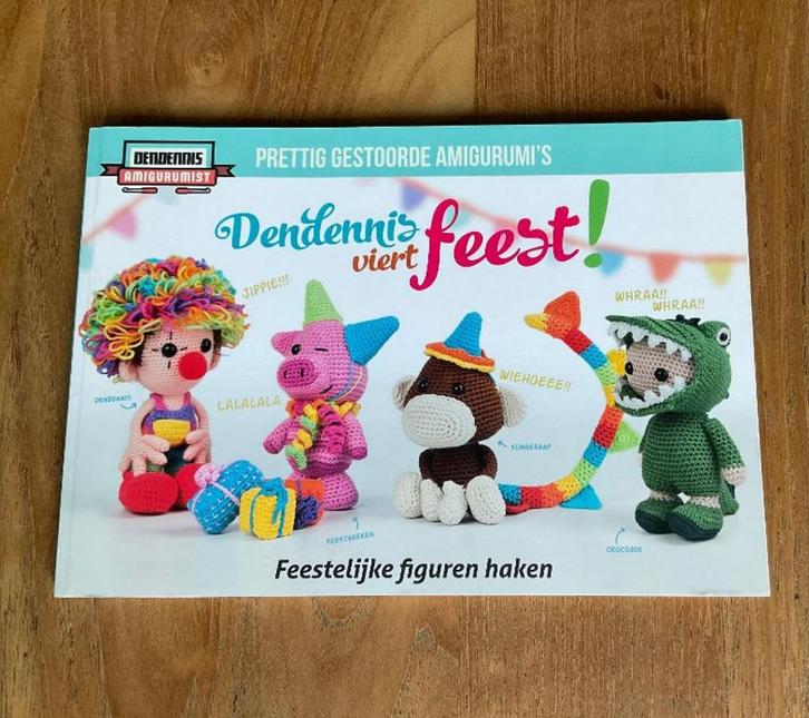 dendennis viert feest haken feestelijke figuren amigurumi's, Hobby en Vrije tijd, Breien en Haken, Nieuw, Haken, Patroon of Boek