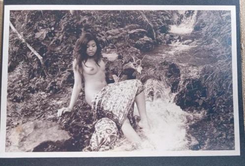 Balinese vrouw zoekt verkoeling bij de Sigit-git waterval, Verzamelen, Ansichtkaarten | Nederland, Ongelopen, 1920 tot 1940, Ophalen of Verzenden