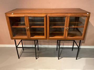 Vintage Mid Century Modern vitrinekast # 9838 beschikbaar voor biedingen