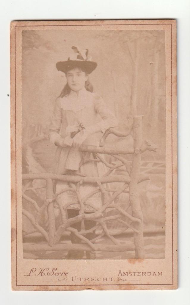 CDV jonge vrouw door L.H. Serré Amsterdam / licht knikje, Verzamelen, Foto's en Prenten, Gebruikt, Foto, Overige onderwerpen, Voor 1940