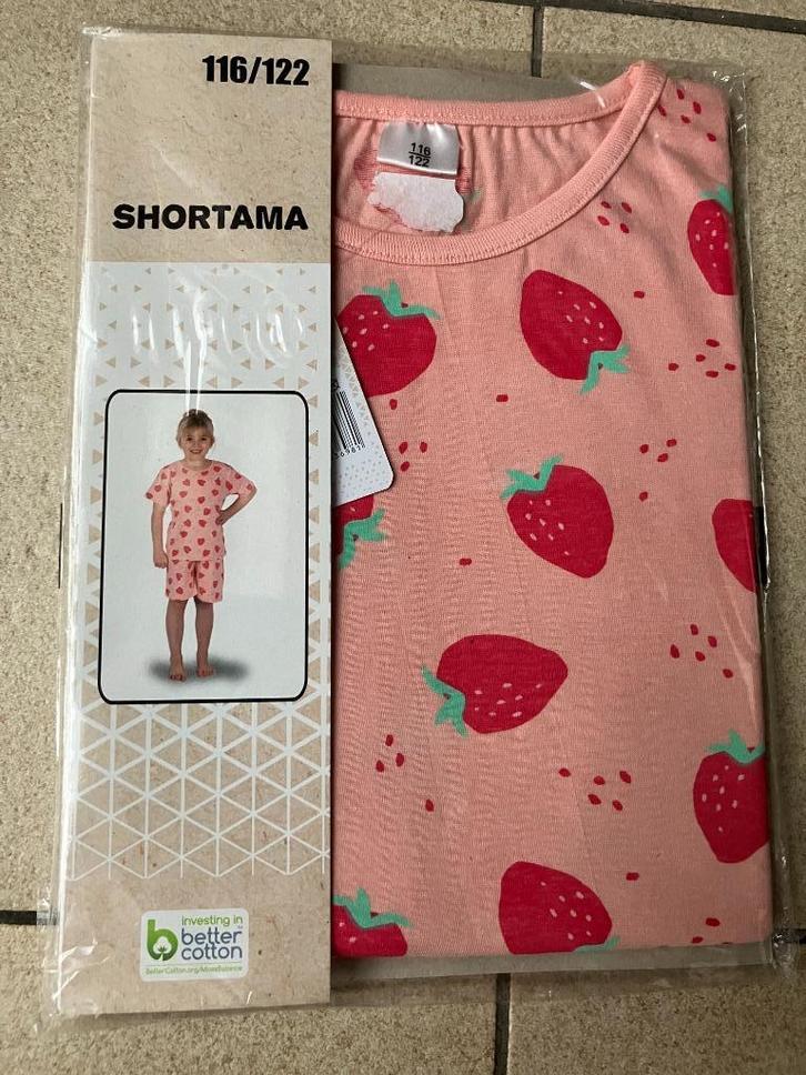 Nieuwe Shortama ' aardbeien ' maat 116 / 122, Kinderen en Baby's, Kinderkleding | Maat 116, Nieuw, Meisje, Nacht- of Onderkleding
