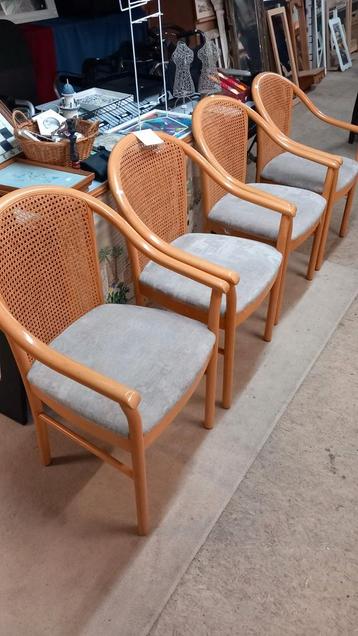 Set van 4 vintage rieten stoelen beschikbaar voor biedingen