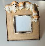 Fotolijst met drie hondjes beeldjes, Ophalen of Verzenden, Zo goed als nieuw, Minder dan 50 cm, Schilderij