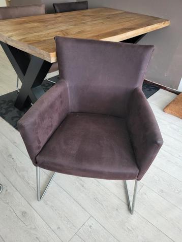 Mooie bruine stoelen met armleuningen beschikbaar voor biedingen