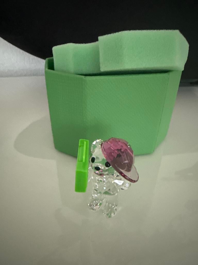 Schattig Swarovski Kristallen Beertje met Pet, Verzamelen, Ophalen of Verzenden, Zo goed als nieuw, Figuurtje
