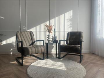 Stoelen, beschikbaar voor biedingen