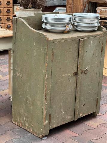Stoere kast, commode, massief en zwaar, oud-groen, beschikbaar voor biedingen