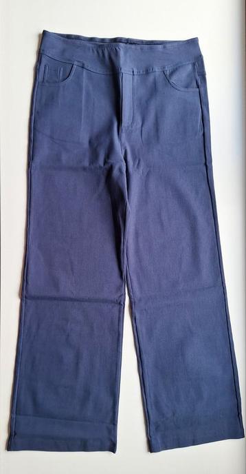 Donkerblauwe stretchbroek maat 38-40 beschikbaar voor biedingen