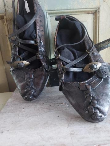 Antieke leren schoenen met orginele gespen  beschikbaar voor biedingen