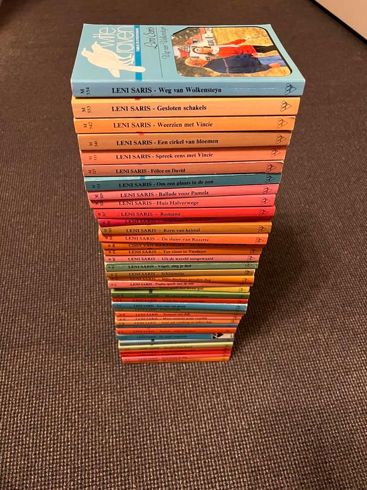 Leni Saris - Witte Raven Serie -  37 stuks, Boeken, Romans, Gelezen, Nederland, Ophalen of Verzenden