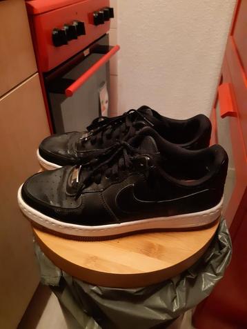 Zwarte Nike schoenen te koop!
