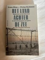 Het Land Achter de Zee - Holocaust Cyprus, Ophalen of Verzenden, Gelezen