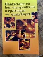 Klankschalen en hun therapeutische toepassingen, Boeken, Gelezen, Achtergrond en Informatie, Anneke Huyser, Ophalen of Verzenden