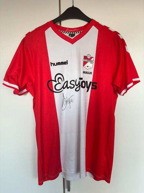Gesigneerd FC Emmen-shirt 2022/2023 - Miguel Araujo (bewijs), Sport en Fitness, Voetbal, Zo goed als nieuw, Shirt, Ophalen of Verzenden