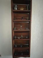 Tinnen voorwerpen in kleine smalle kast, Ophalen