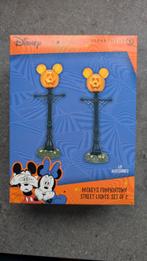 Disney Dept. 56 Mickey's pumpkintown street lights 6007730, Ophalen of Verzenden, Mickey Mouse, Nieuw, Beeldje of Figuurtje