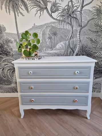 Wit met grijze Brocante ladekast / commode beschikbaar voor biedingen