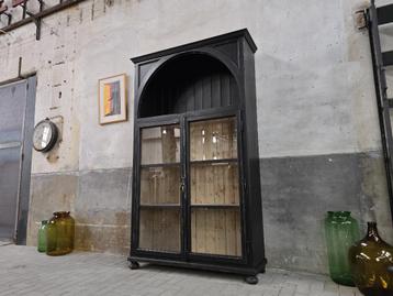 XL Vintage Houten Vitrinekast Zwart | Grote Vitrine Kast IV beschikbaar voor biedingen
