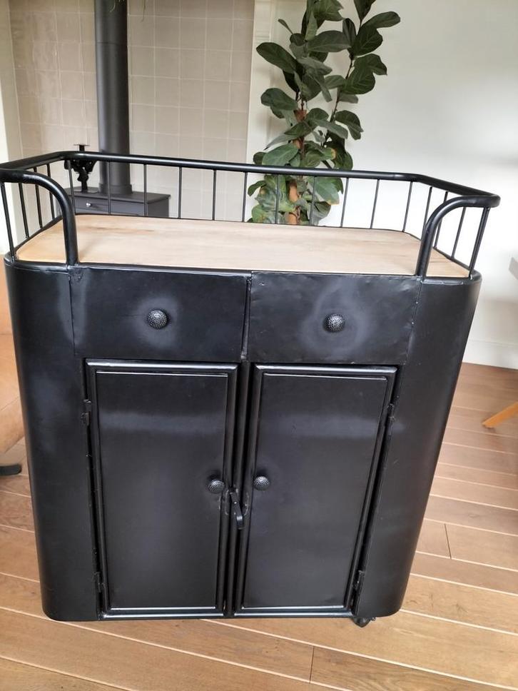 Industriële trolley/ dressoir/ bakkerskast zwart metaal, Huis en Inrichting, Kasten | Dressoirs, 50 tot 100 cm, 25 tot 50 cm, Met lade(s)