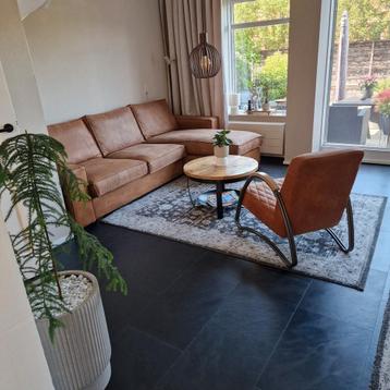 Mooie bruine leren bank met fauteuil stoel beschikbaar voor biedingen