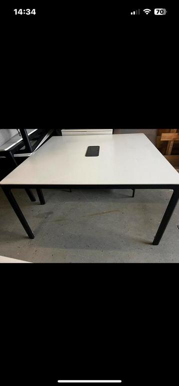 Bureau 140 x 140 beschikbaar voor biedingen